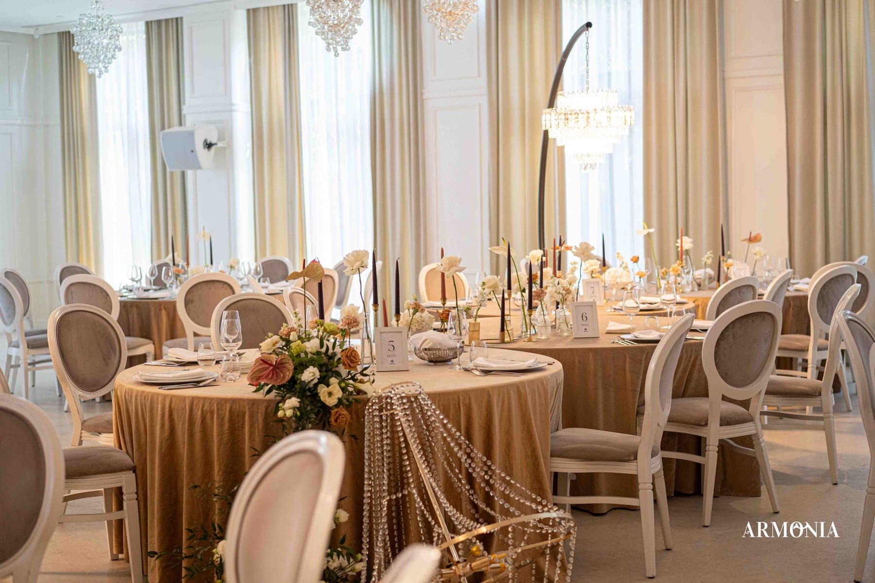 Sala Mică — mese rotunde în catifea aurie, sub candelabru