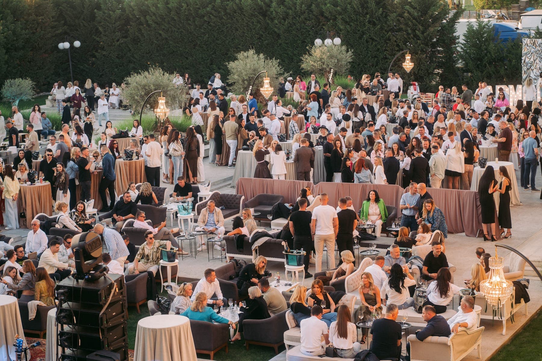 Invitații la mese de cocktail în grădină, la lumina zilei