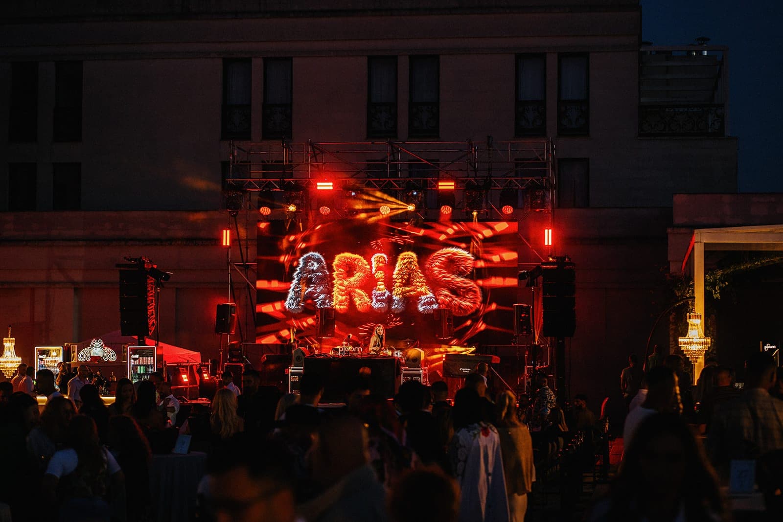 Scena cu neonul ARIAS, deasupra publicului