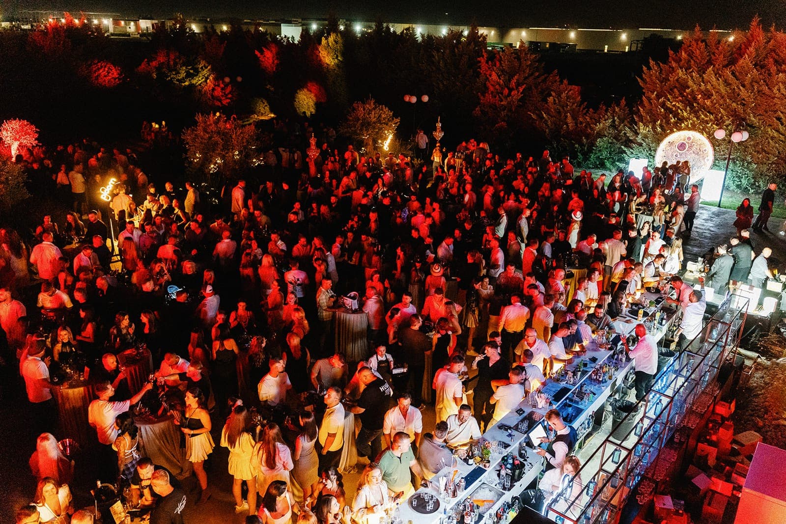 Publicul văzut de sus, în lumină caldă