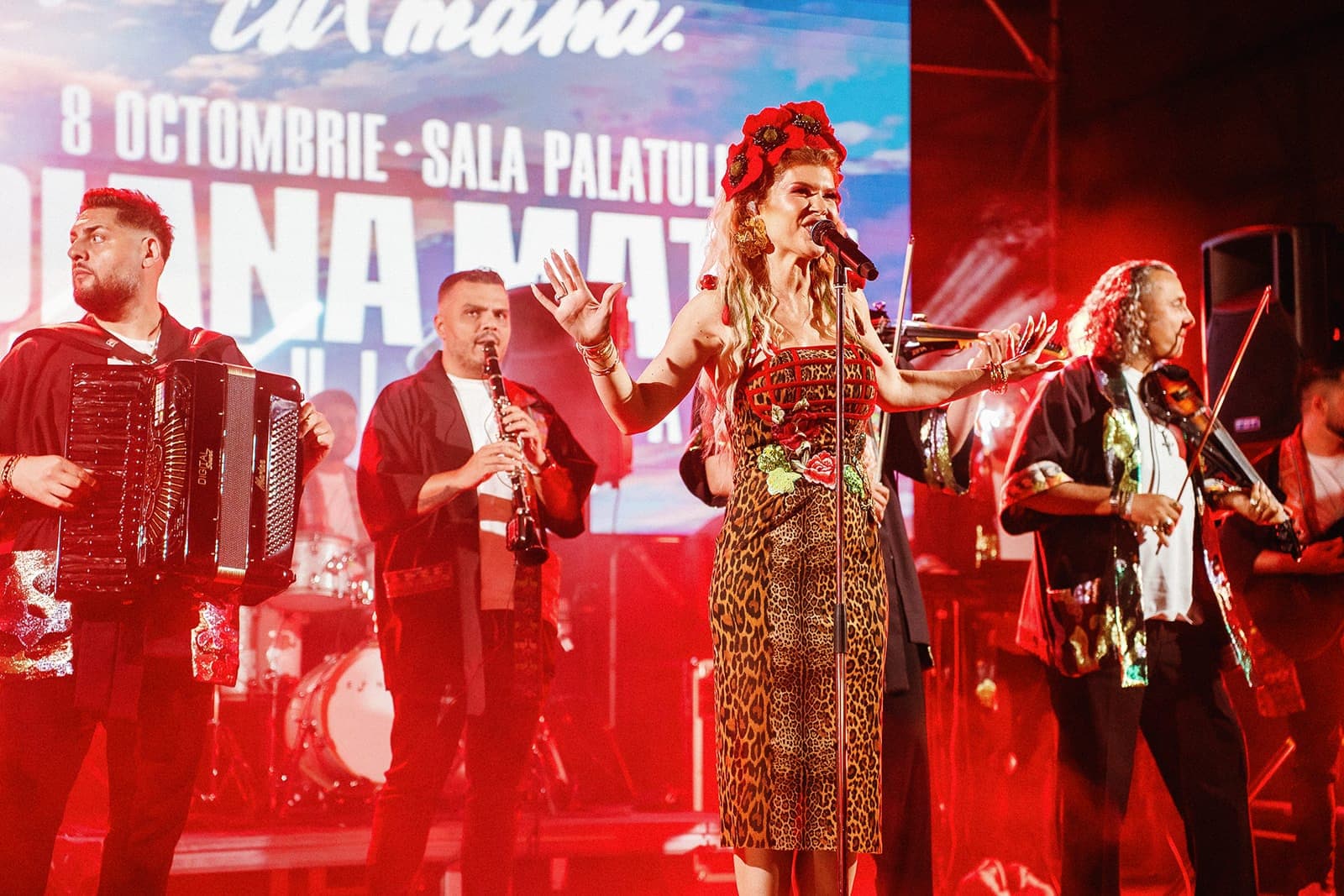 Solistă alături de violonist, pe scenă
