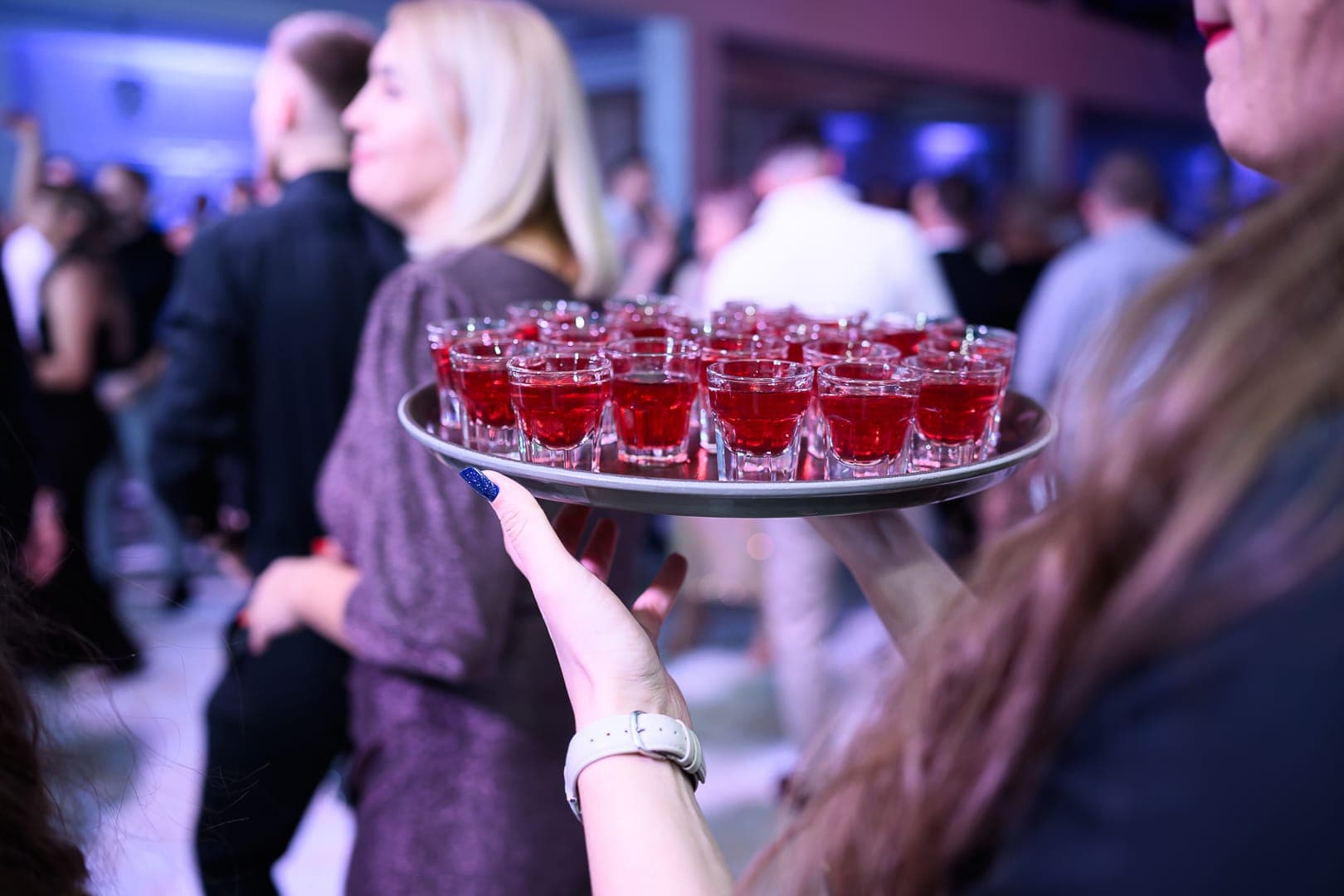 Tavă cu cocktailuri roșii purtată printre invitați