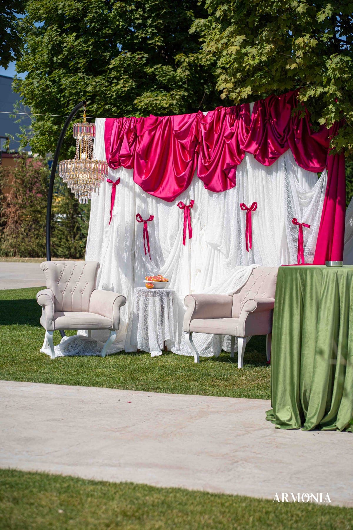 Decor de cununie — drapaje albe și fucsia, cu două fotolii în fața lor