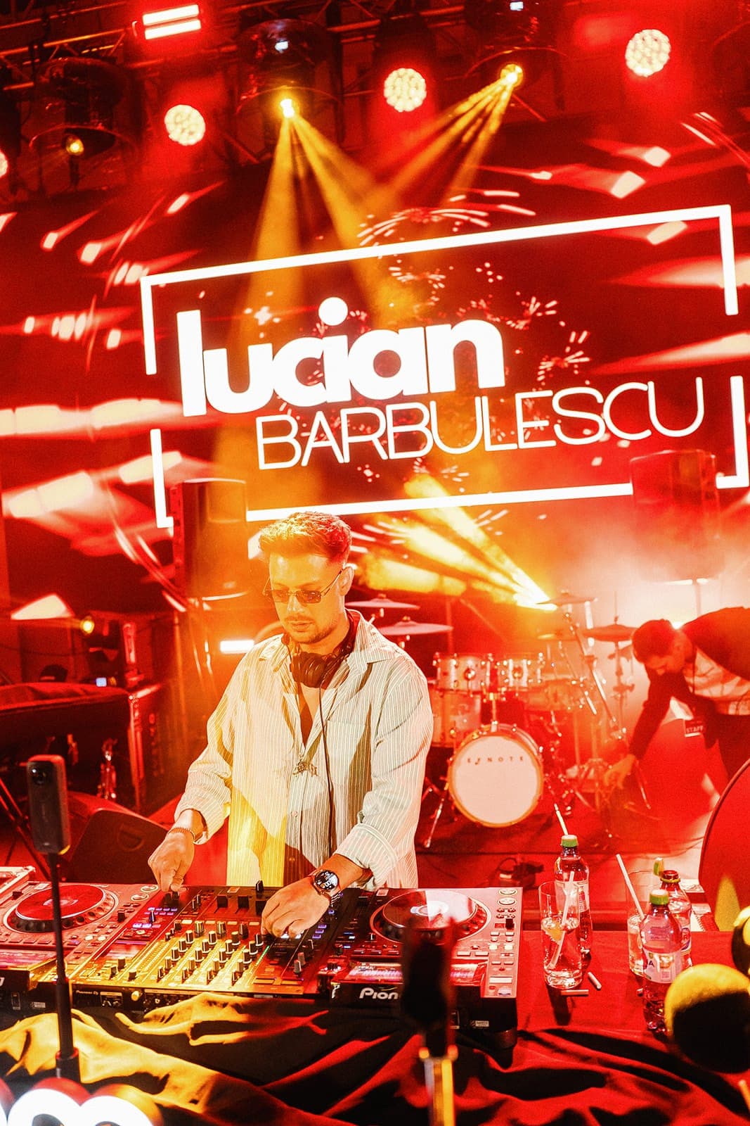 DJ sub firma luminoasă Lucian Bărbulescu