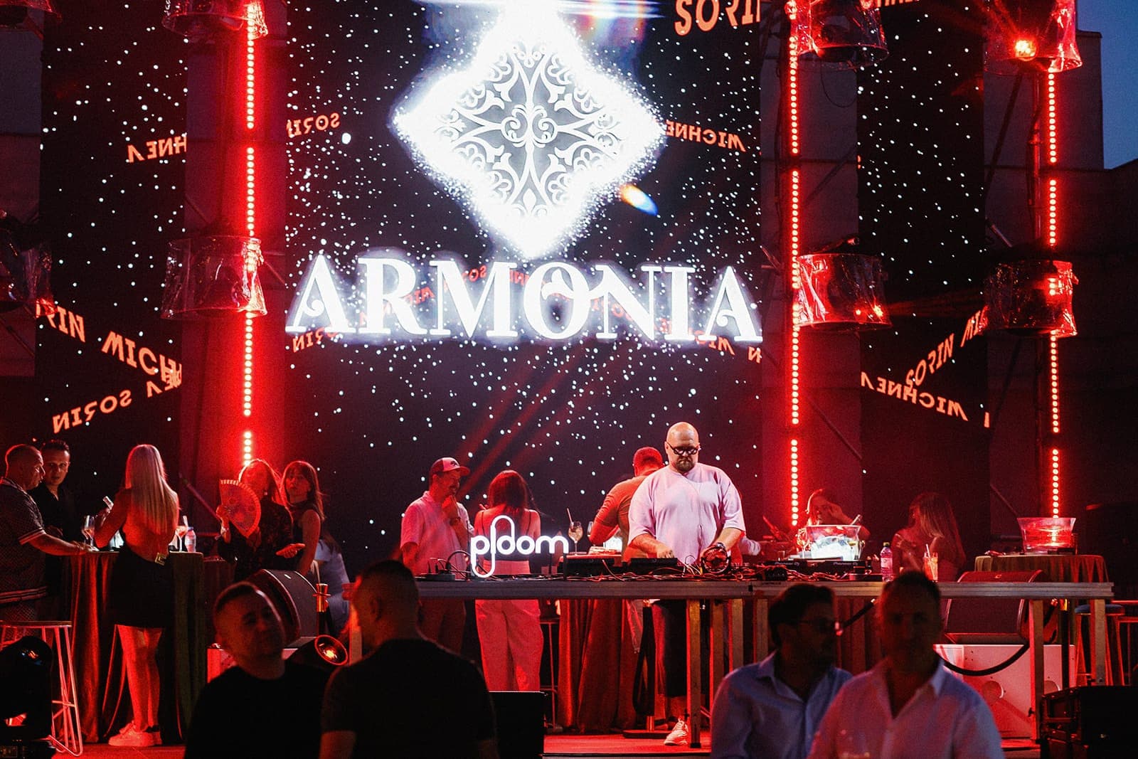 Pupitrul de DJ sub instalația luminoasă ARMONIA