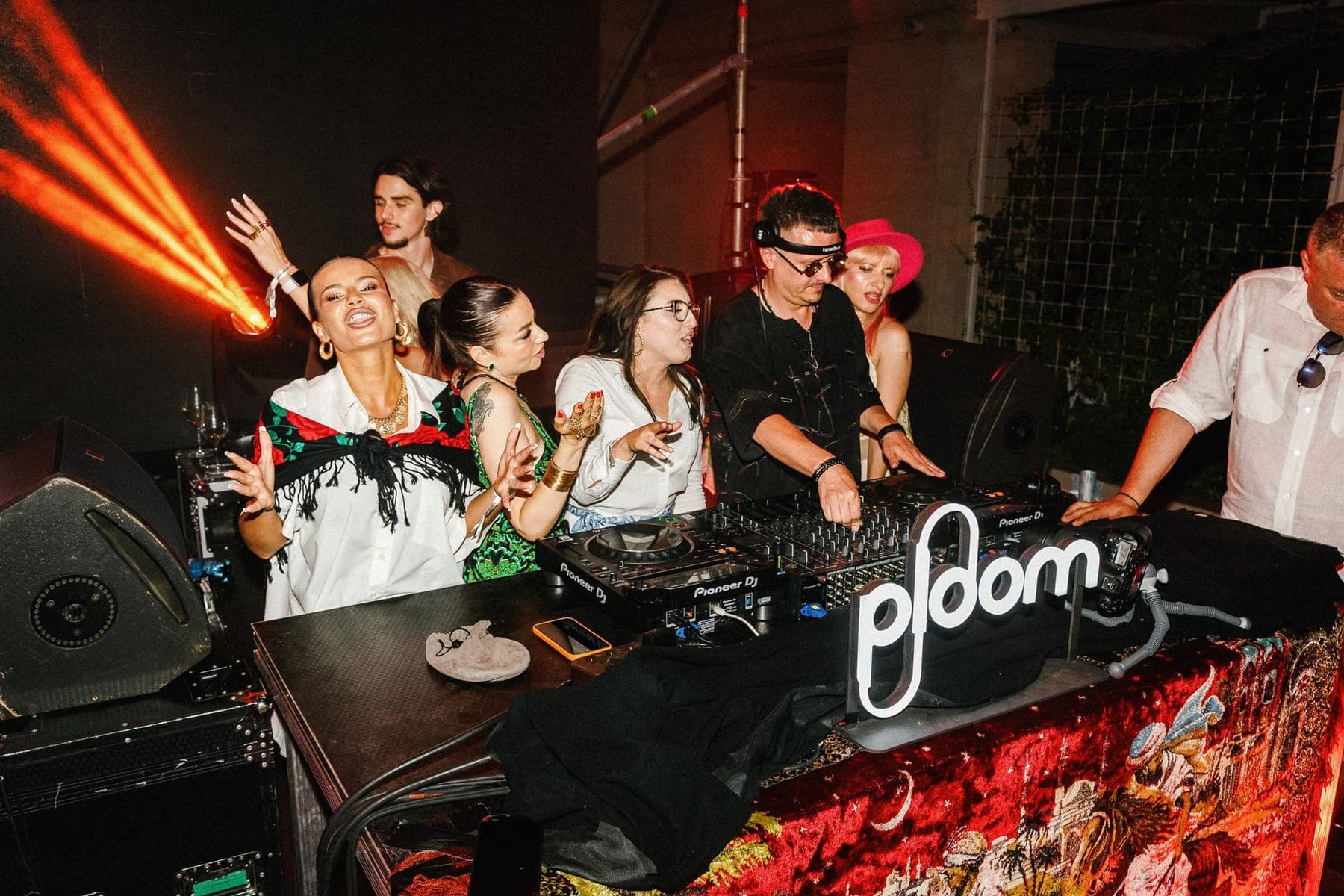 Grup în ii tradiționale, la pupitrul de DJ