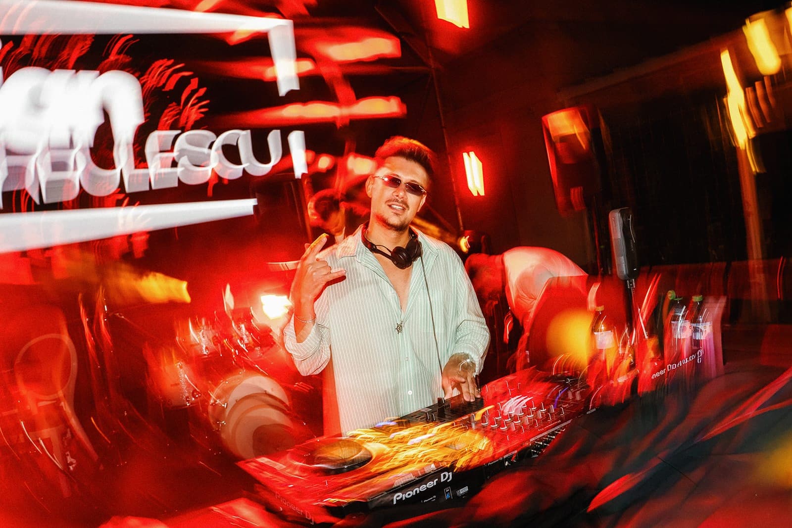 DJ la pupitru, în lumini roșii