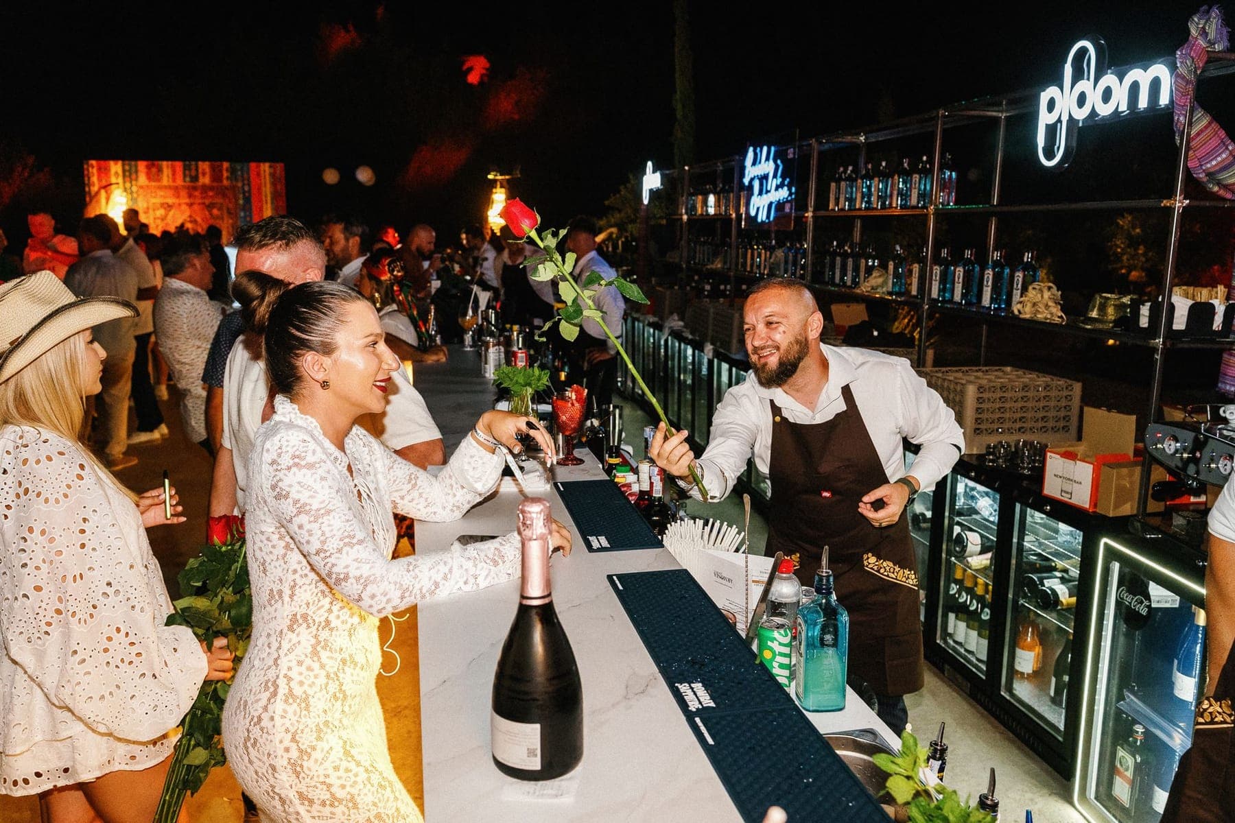Invitată primind un trandafir la bar