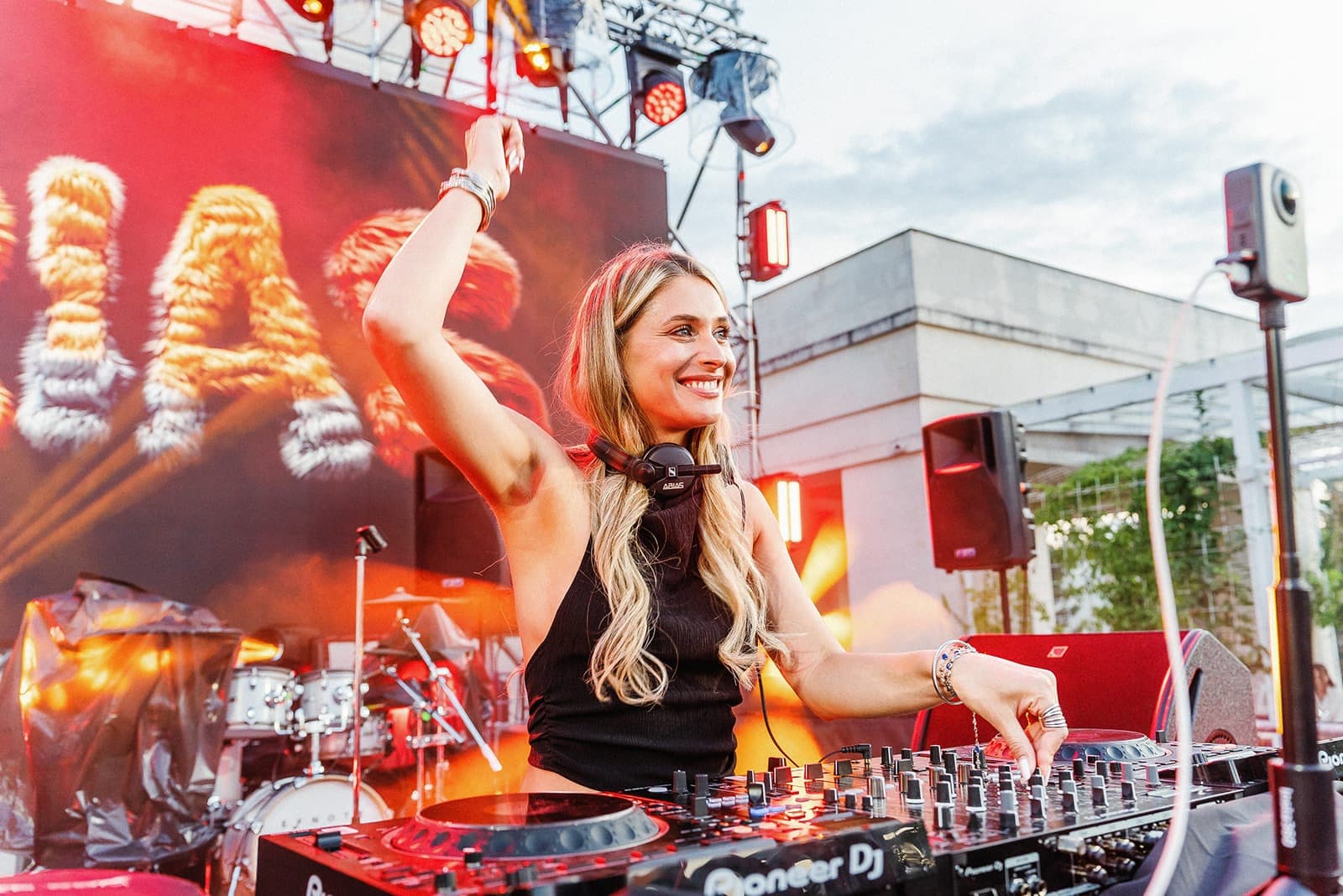 DJ cu brațul ridicat, în fața publicului