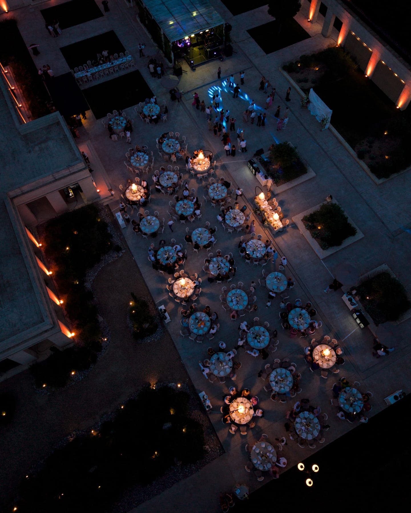 Vedere de sus, noaptea — ringul de dans și mesele luminate