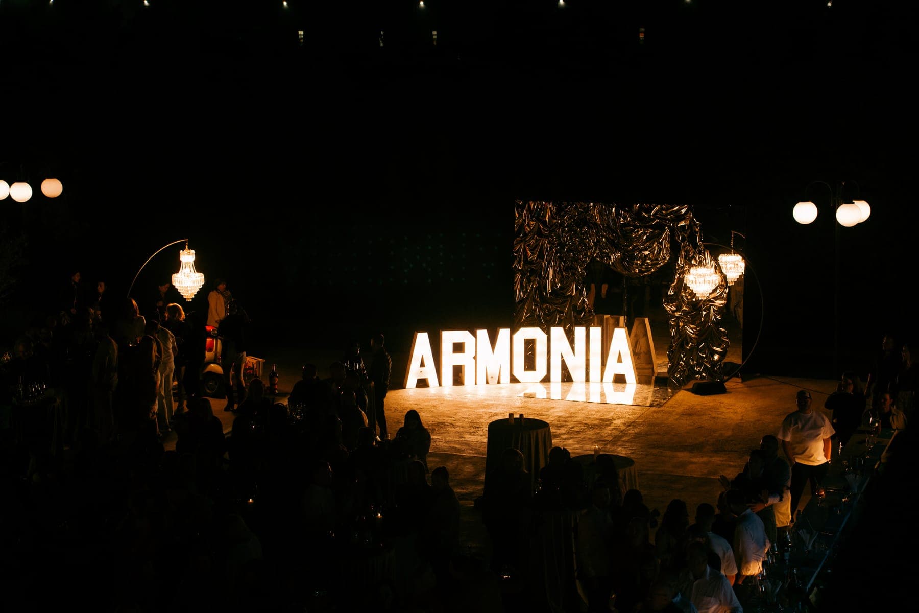 Literele luminate ARMONIA, în grădină, noaptea