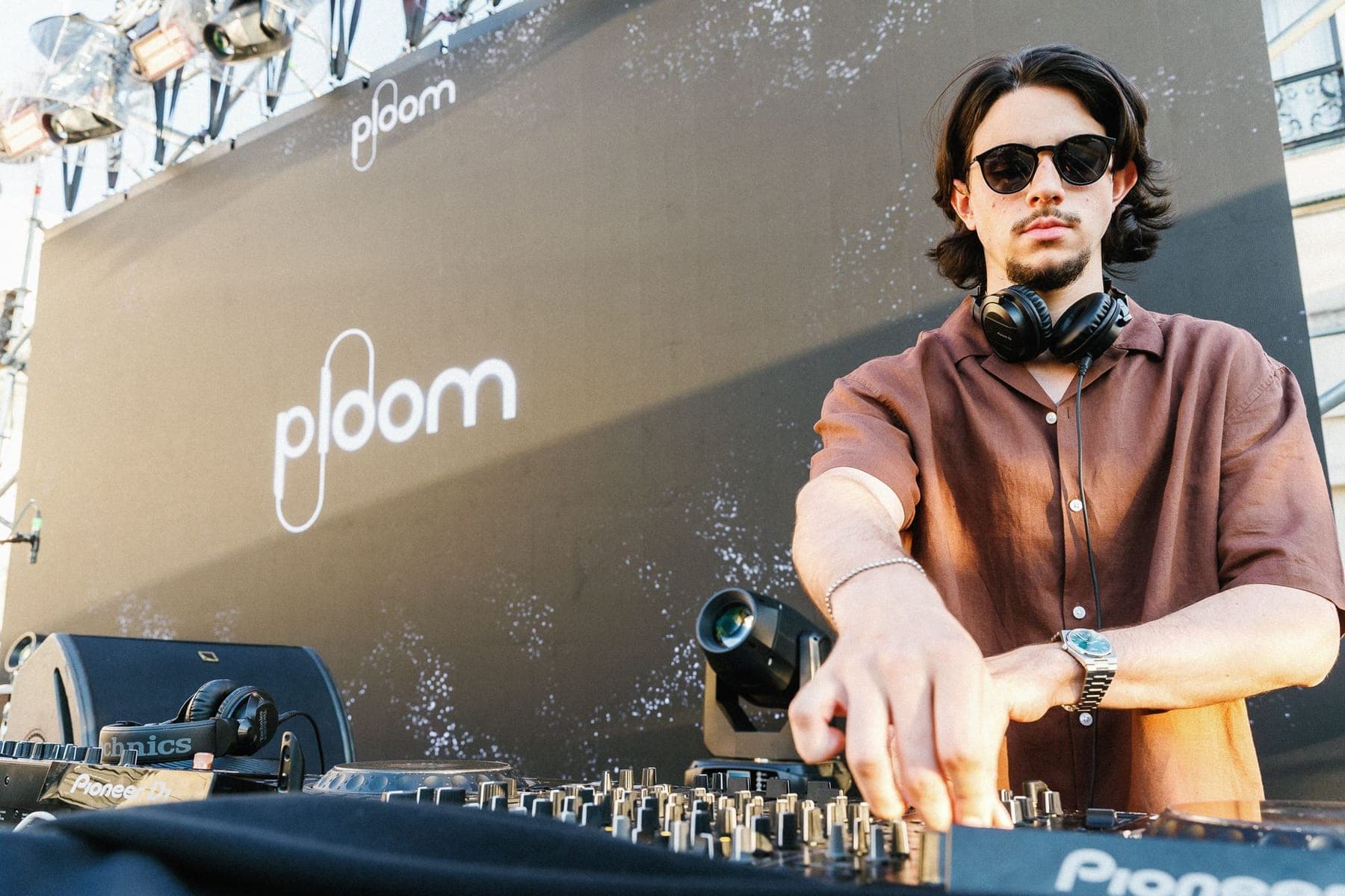 DJ cu ochelari de soare, la pupitru