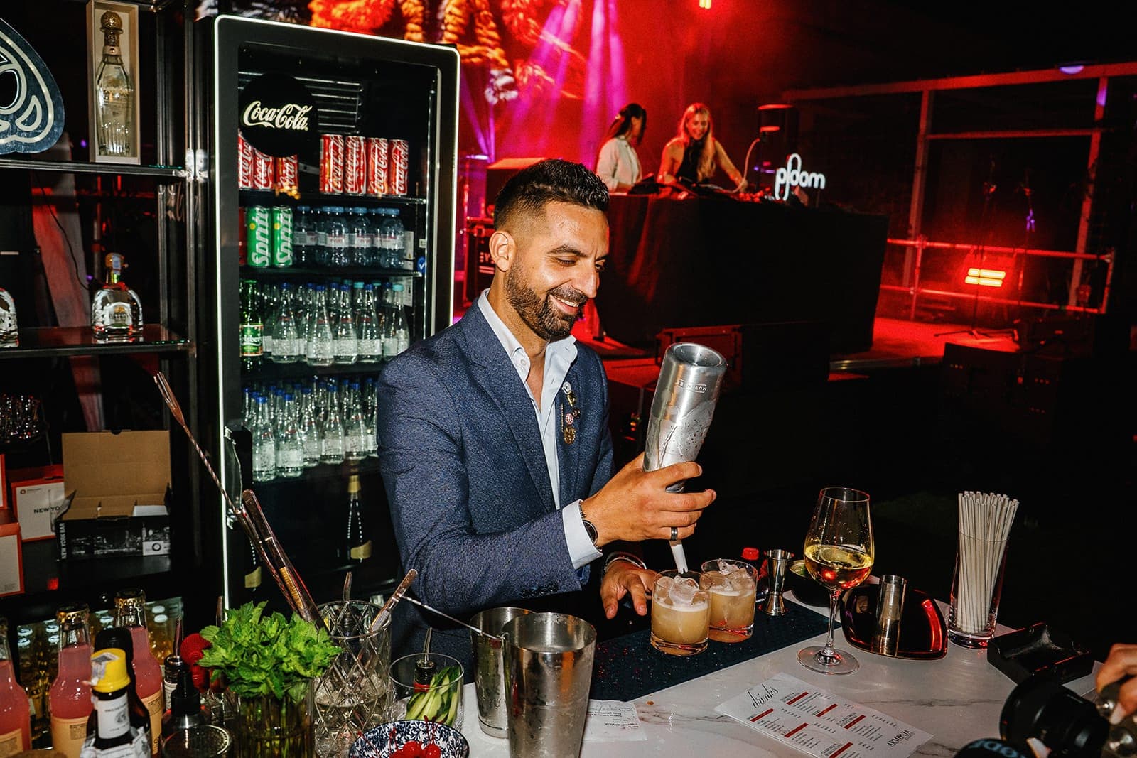Barman preparând un cocktail la bar