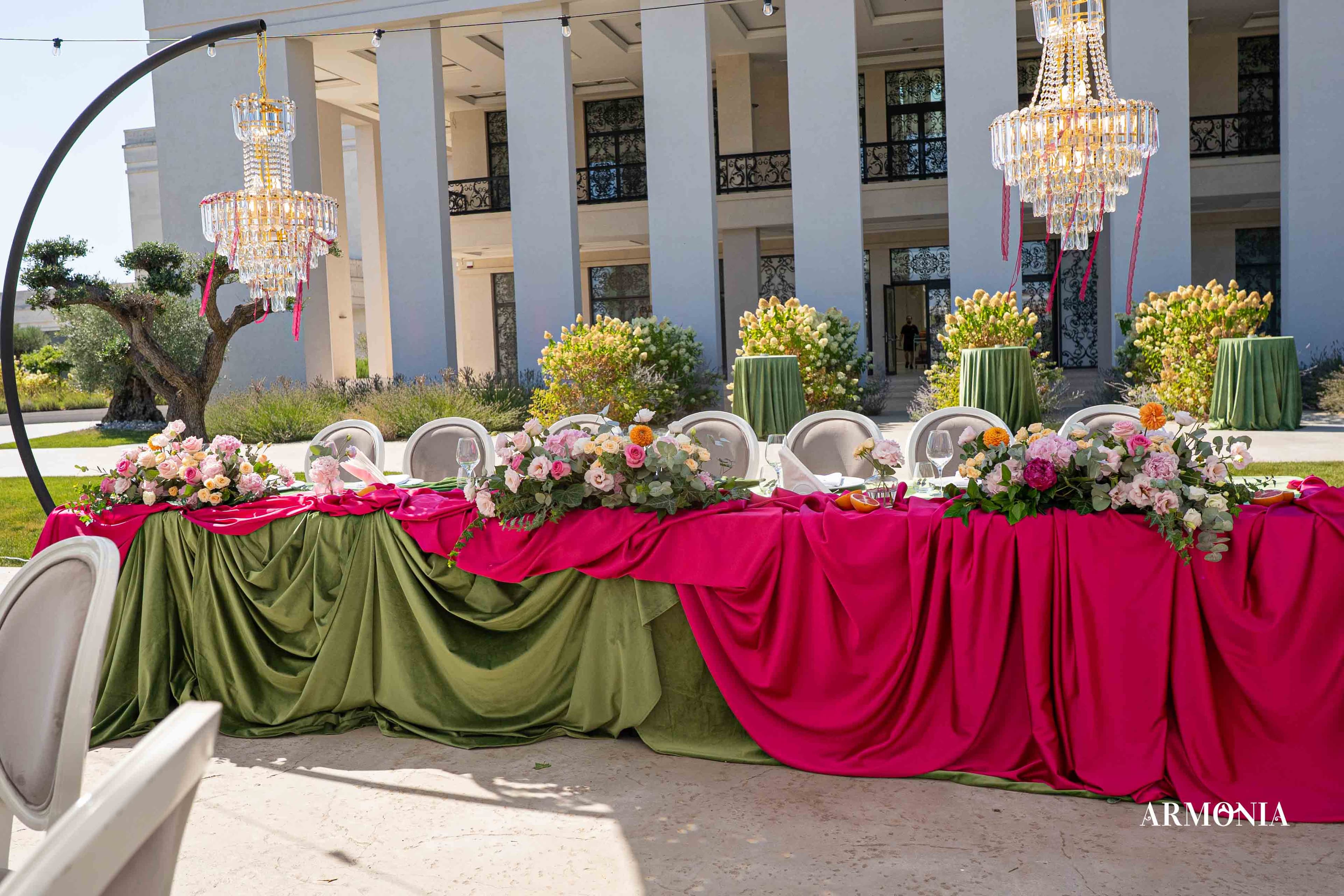Masă lungă drapaje, candelabre, exterior Armonia Venue Oradea