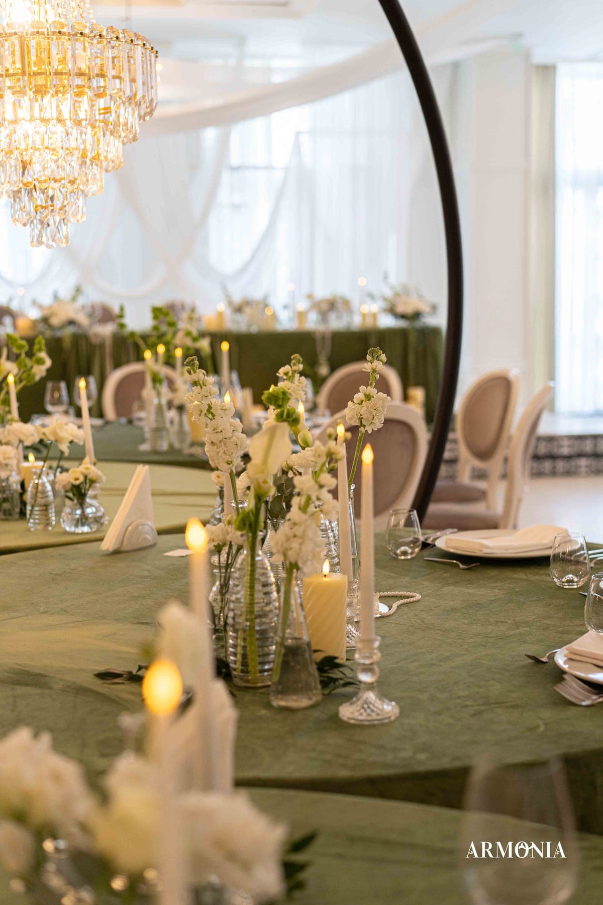 Prezidiul în catifea verde, cu lumânări și candelabru deasupra