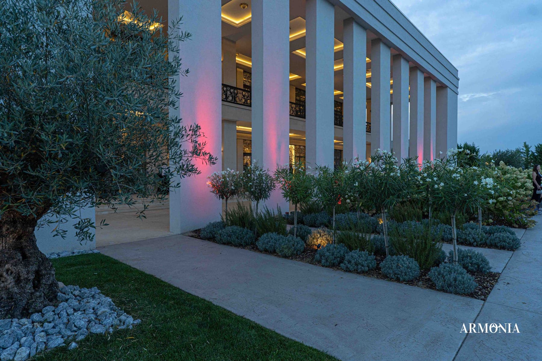 Colonada în lumini calde, cu rondoul de plante mediteraneene la bază