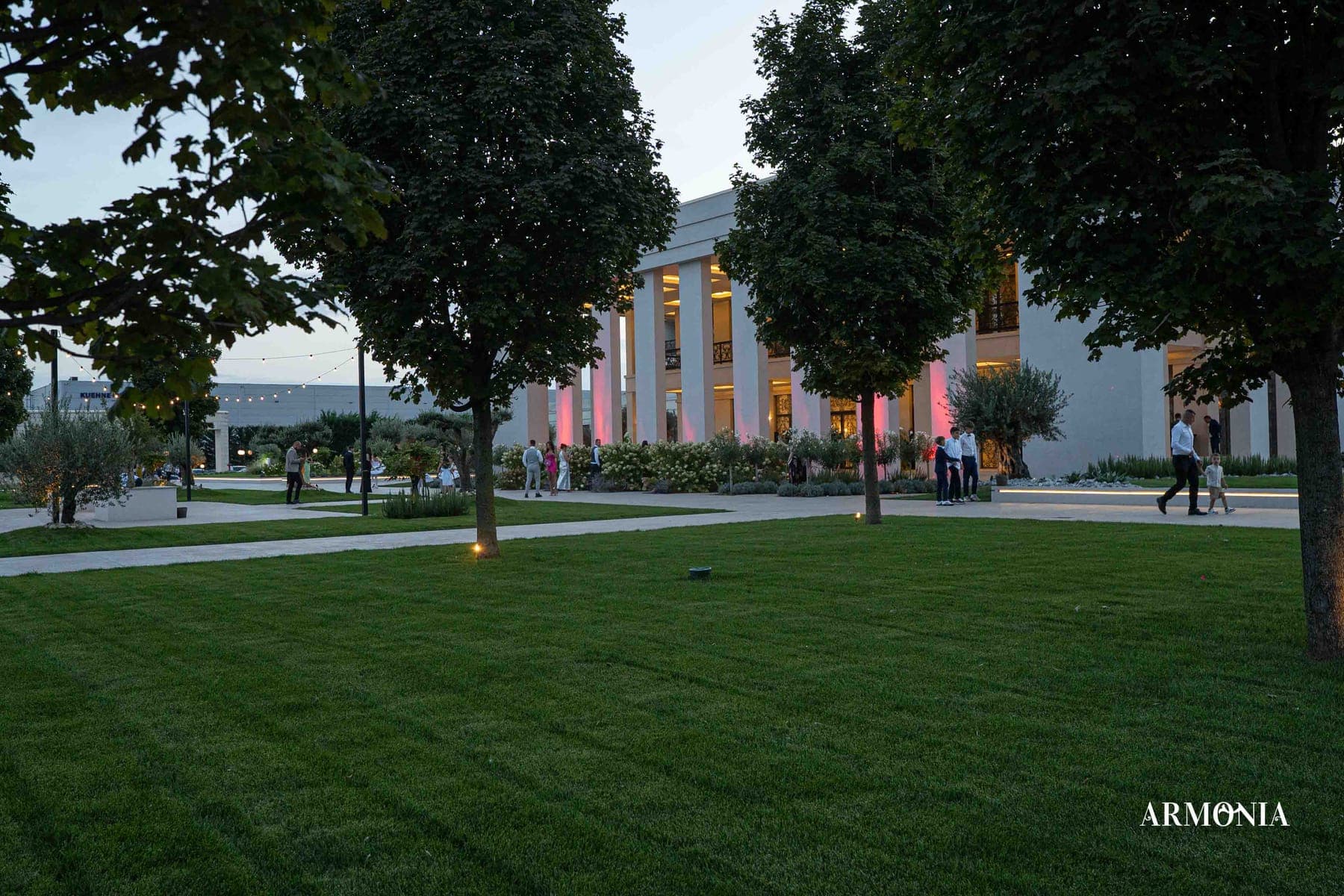 Gazonul și arborii la ora albastră, în fața colonadei luminate