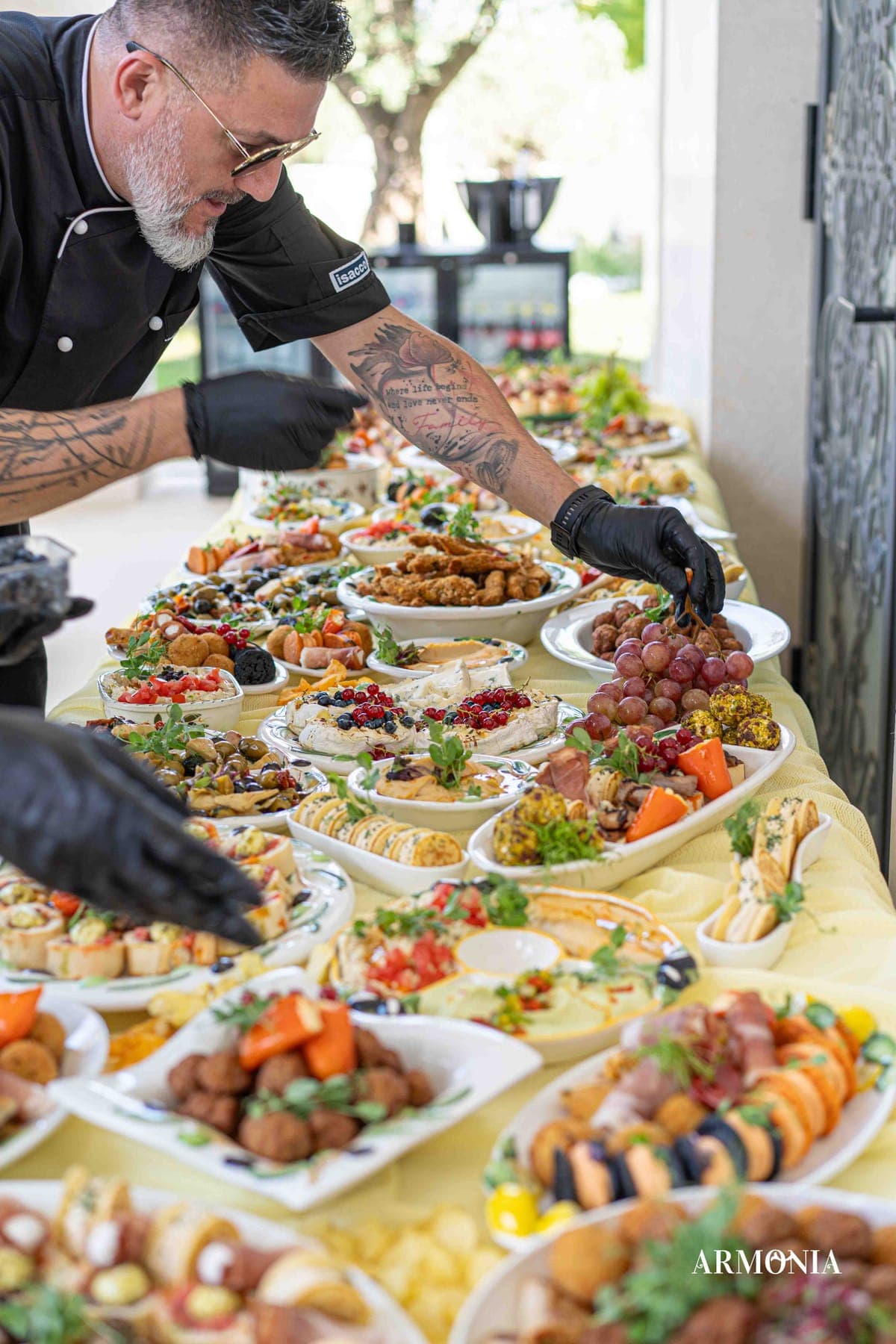 Food station cu platouri aranjate, servite de bucătar