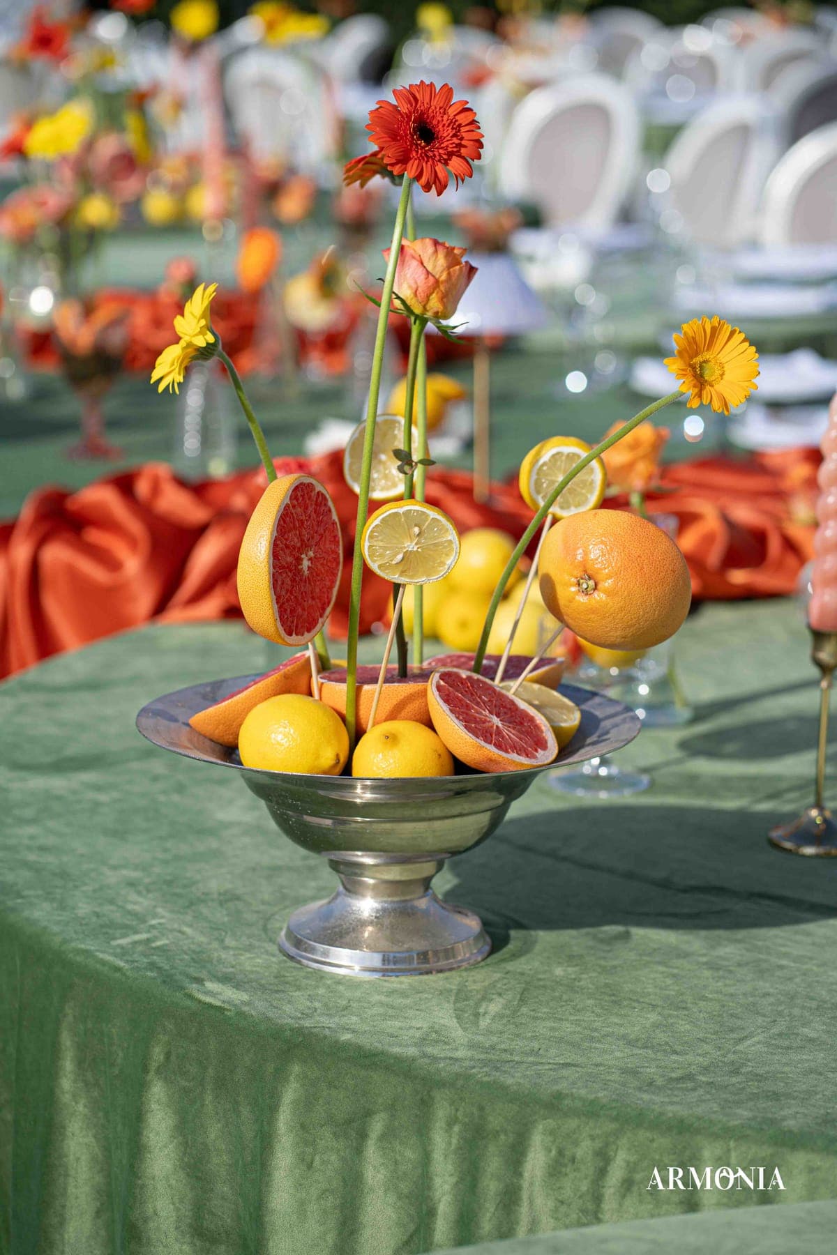 Detaliu — cupă de argint cu portocale și grapefruit tăiate