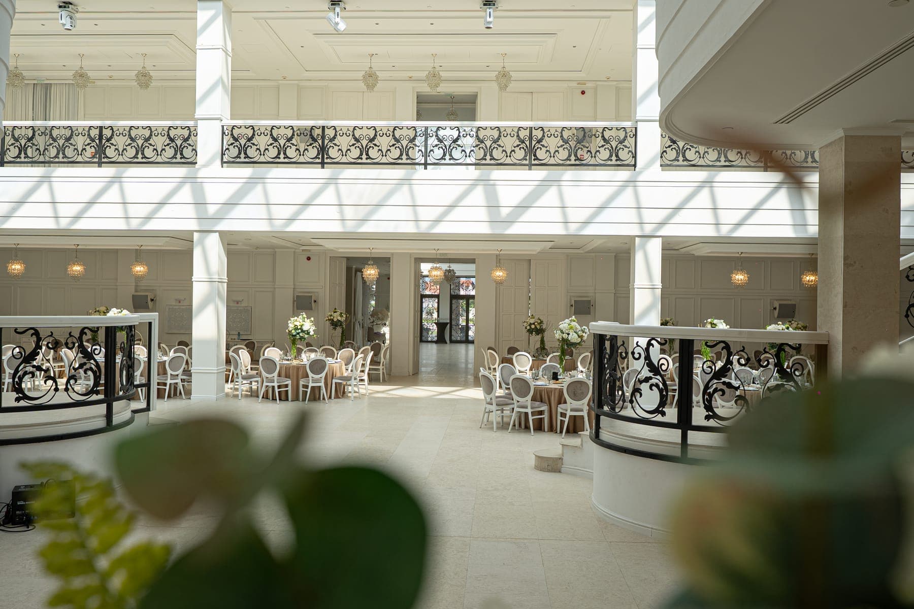 Sala Mare privită de la mezanin, cu barul și mesele pregătite
