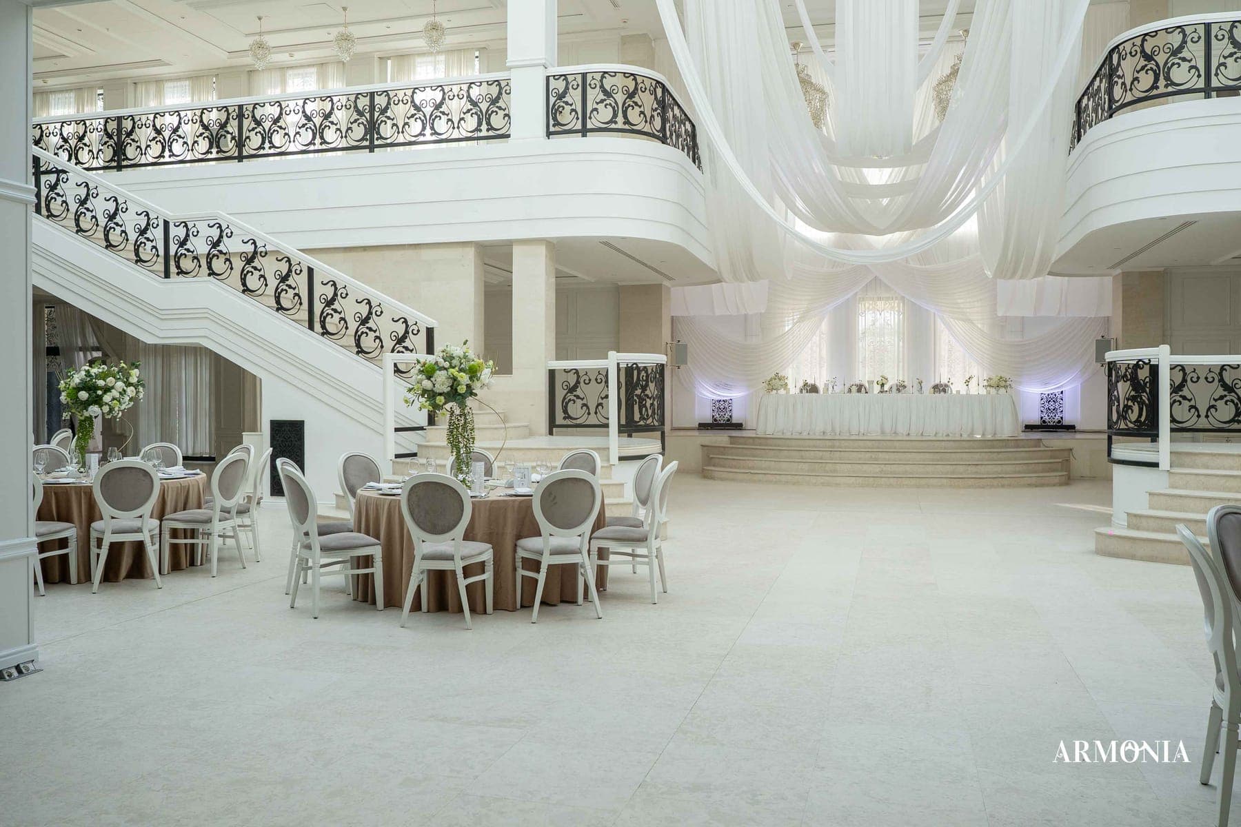 Sala Mare cu mesele puse și scena luminată în fundal