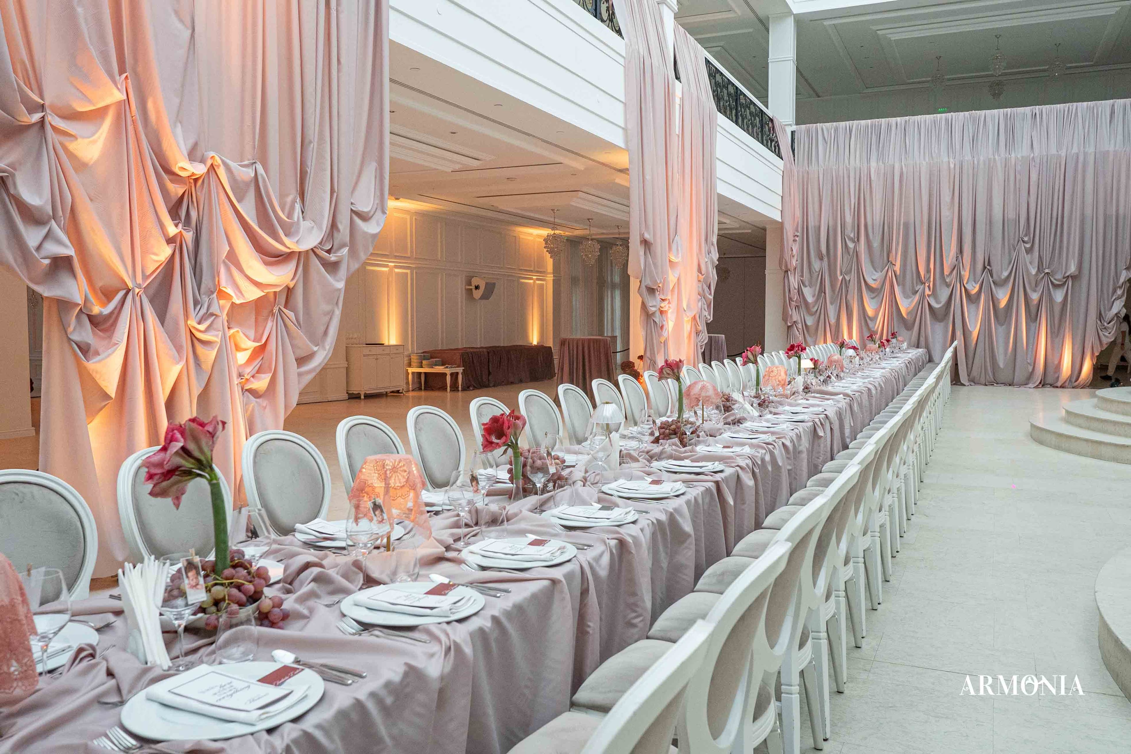 Masă lungă cu flori Sala Mare Armonia Venue Oradea