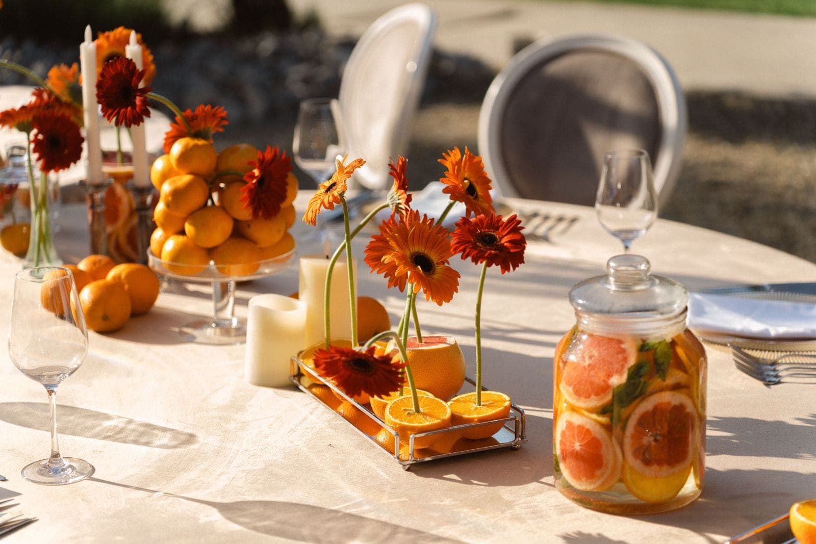 Detaliu de decor — cupă cu măsline și grapefruit, pe o masă din afara Armoniei