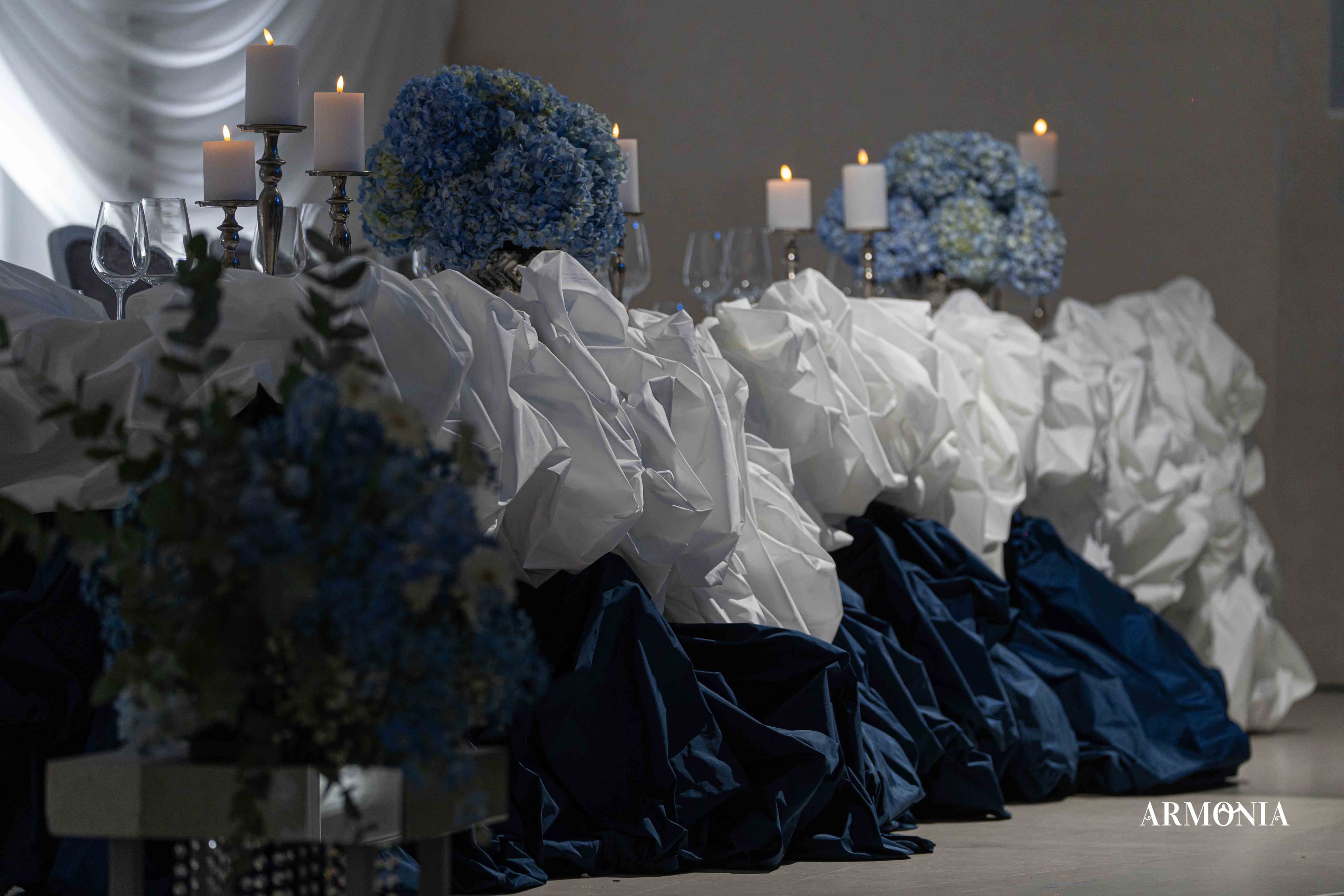 Sala Mare Armonia Venue masa mirilor alb cu navyblue, hortensii, lumanari